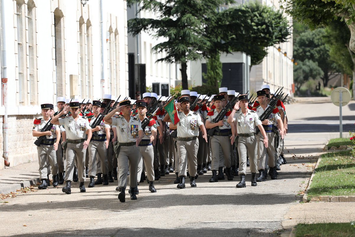 Passation de commandement au #2REI pour la compagnie de commandement et de logistique. 

Le capitaine Hugues tire sa révérence après deux années à la tête de la compagnie, le capitaine Xavier en prend désormais le commandement.