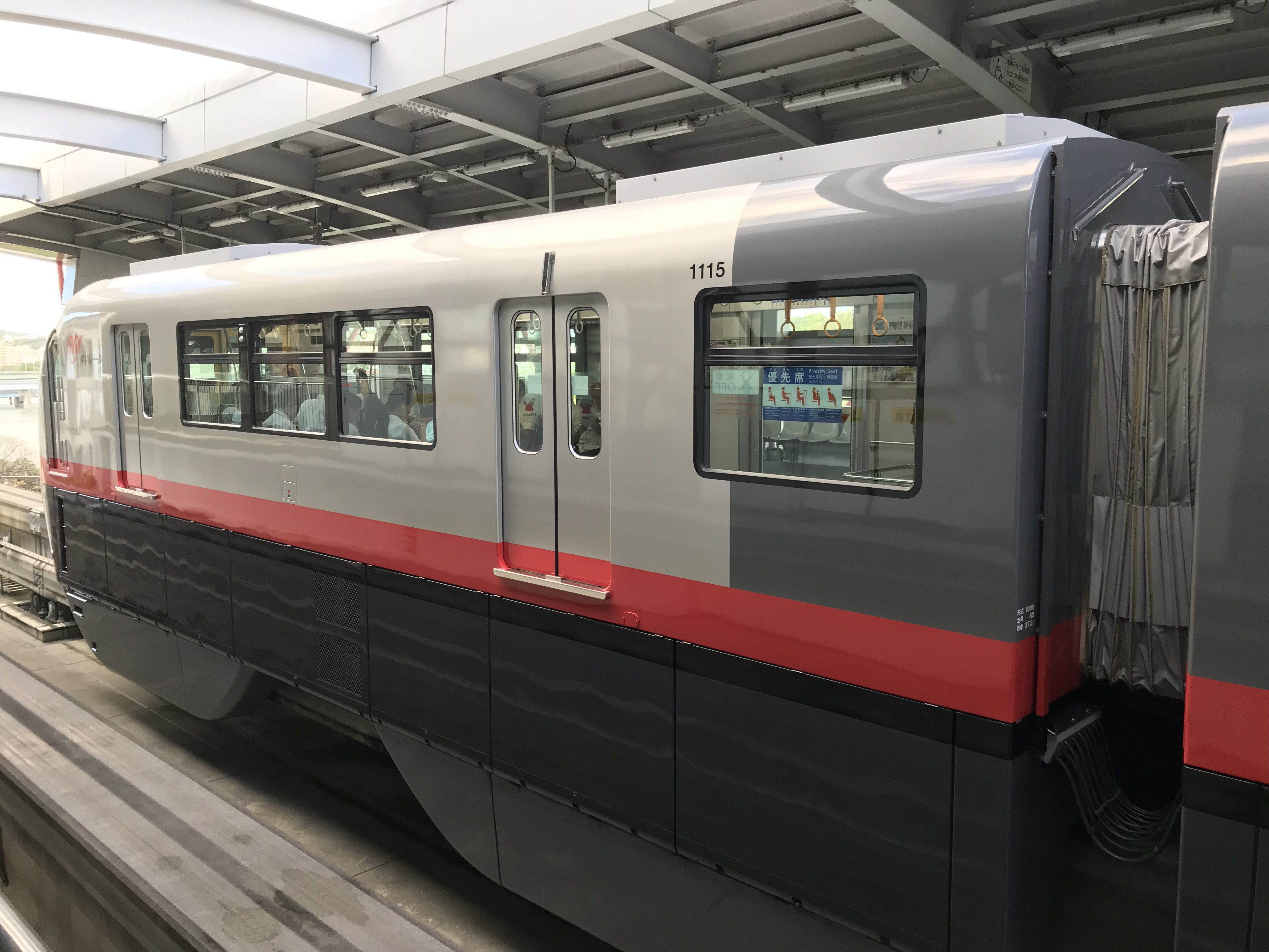 沖縄都市モノレール ゆいレール 情報 公式 ゆいレール7月及び8月の平日 月 金 は 混雑が予測されるため 臨時ダイヤにて運行いたします 詳細は下記弊社hpまたは駅係員までお願いいたします 本日は週末金曜日です できましたら 終電までに