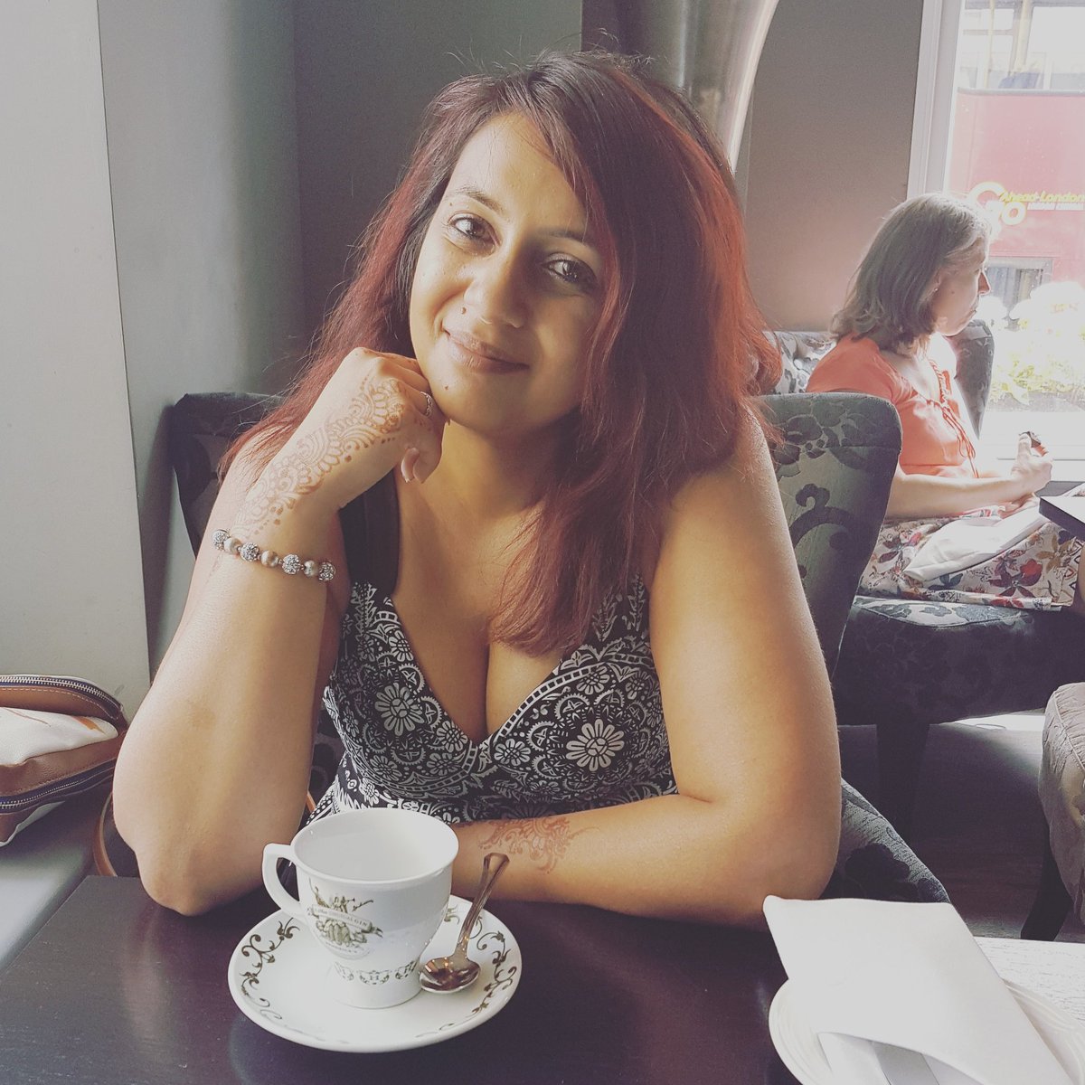 So this is me! My name is Harri and I'm the founder of Black Qubd. I love the combination of herbal tea 🍵 and London 🇬🇧 #Ilovelondon #smallbusinessowner #bosslady #dreamingbig #interiorarchitect