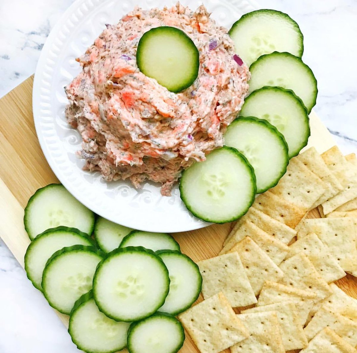 SimpleMills's tweet photo. Up your Omega-3 intake with @ca_millathyme smoked salmon salad, paired with our Almond Flour Crackers and cucumbers for a quick & #simplesummer snack. Shop our Almond Flour crackers @wholefoods. https://t.co/nEiLuCfGmu
