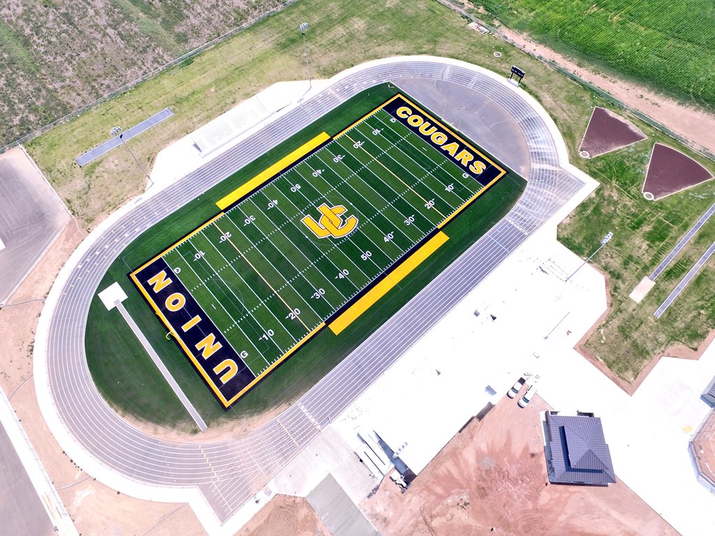jdeaster11's tweet image. Keep pumping them out boys! Another @FieldTurf &amp;amp; @BeynonSports facility!!  Halfway home boys!👀 Only a few more to do!😜😂Appreciate the hard work! 👊👊#leaveitallonthefield #safety 🏈⚽️ #makingfastlookgood 🏃‍♀️🏃‍♂️#performance #thankyouunionhigh #wow