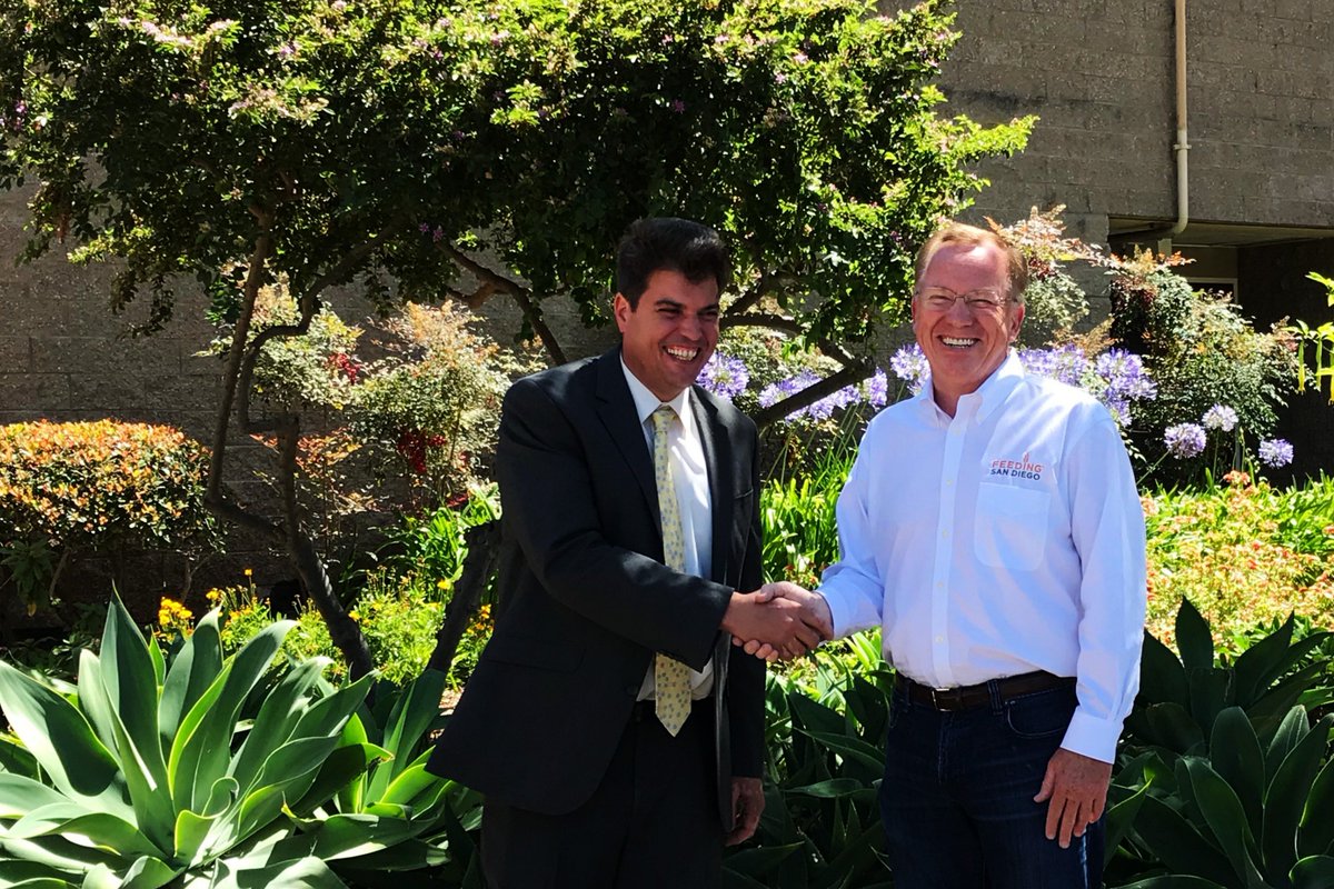 FeedingSanDiego's tweet photo. Meet the newest partner in our Retail Food Rescue program! SD Continuing Education is committed to having a hunger-free campus. Our CEO @VinceHall gave @SDCEPresident and @sdce student ambassadors a boost with funds for refrigerators to keep produce and product fresh/ #NoHunger https://t.co/8M36ybTijV