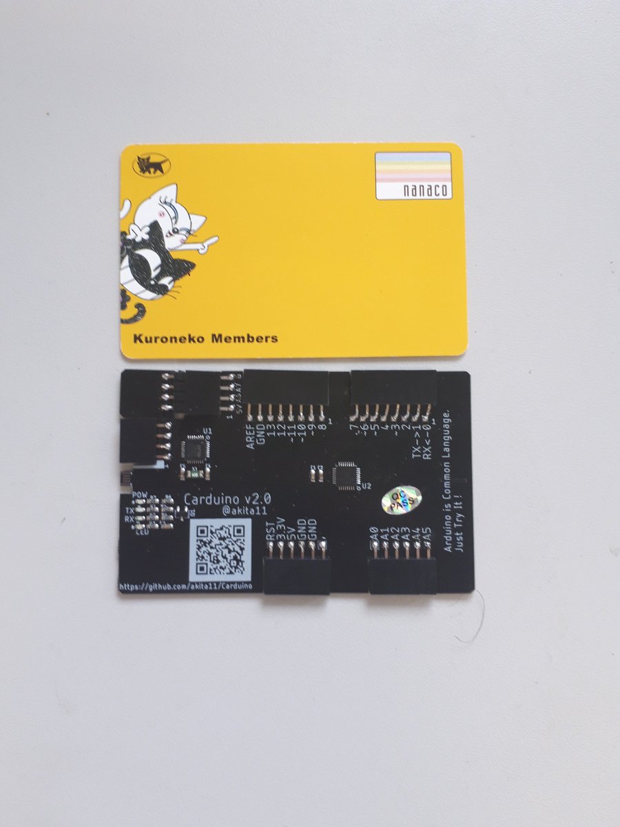 akita11's tweet image. 財布に入れておいて「Arduino興味あるけどやったことないんです」という人に出会ったらその場でLチカさせる、カード型Arduino互換機、でけた。USBコネクタ部は普段は格納しておいて、使用時には別のところにはめることでカード型外形を確保。厚さ2.4mm。裏面に手順。NT金沢で先行頒布します~ #NT金沢