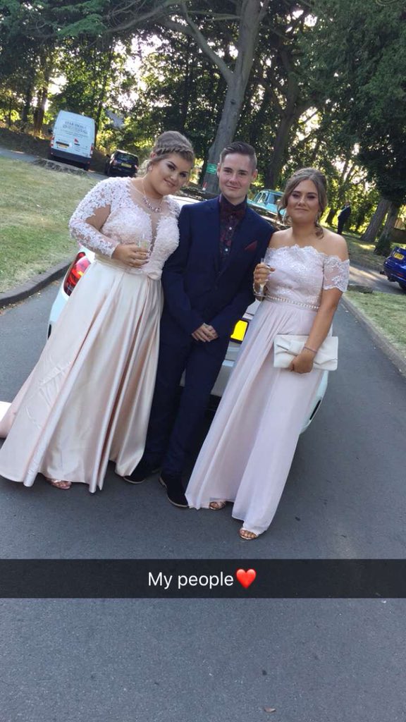 LxCora's tweet photo. Prom 2018❤️ best night by far!✨ #teamtapper👸🏼❤️ @OutwoodCity https://t.co/wkQygJiwNg