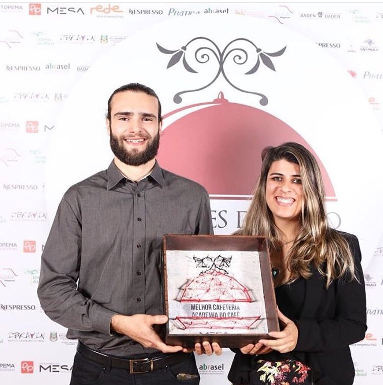 Com grande satisfação ganhamos o prêmio Prazeres da Mesa de melhor cafeteria. Pela primeira vez diversas cafeterias do Brasil foram avaliadas e estávamos entre os finalistas. A premiação foi incrível e estamos orgulhosos de fazer parte desta.