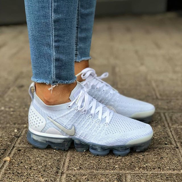 vapormax on feet with jeans