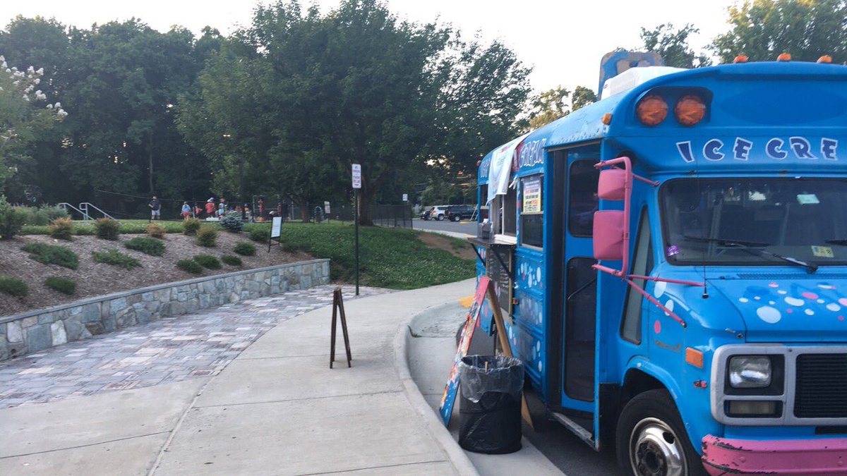 frufetti's tweet photo. We are helping a customer celebrate his 8th birthday 🎂 🎈. We LOVE birthdays!!! Please contact us to schedule your next birthday celebration 703-665-9767 or frufetti@gmail.com #frufetti #shavedice #icecreamtruck #birthdayparty #wedobirthdays https://t.co/NfkxgJNNyG