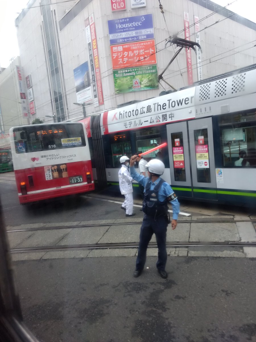 八丁堀交差点で路面電車とバスの接触事故の現場画像