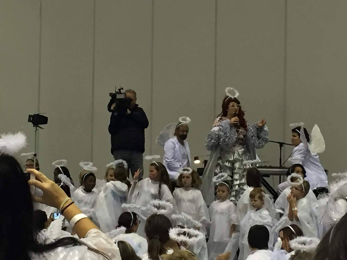 angelhandsInc's tweet photo. Thanks Louise and Geoffoire for entertaining our angels for us! You talents are straight from the heavens. #awakentheangels https://t.co/7e3CA4WbaP https://t.co/U5efLgrnn7