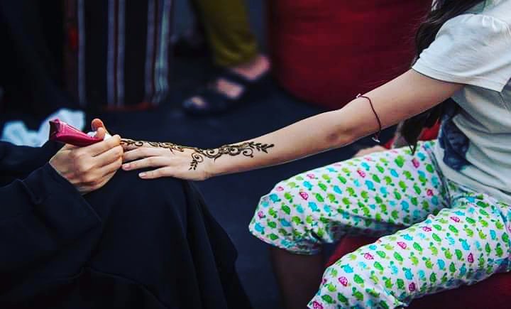 OscarKnightTour's tweet photo. Beautiful #henna #painting at our #Dubai #desert camp.

#dubaideserttour #dubaidesert #dubaitours #hennapainting #desertcamping #tourpackages #cheaptourpackages #eveningdesertsafari https://t.co/nJgsBuvm4s