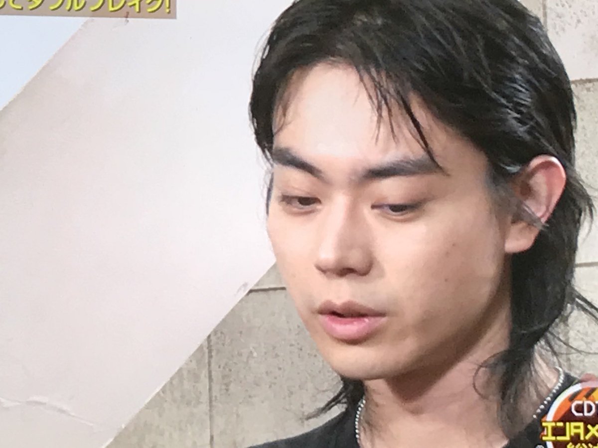 Uzivatel 羊 Na Twitteru 改めて色気がとんでもない ほんと色白いしまつげも長いし眉毛は男らしく凛々しいのに唇は可愛らしくぷるぷるしていて美しい ウルフカットに中性的な容姿という両性の色気でぶん殴ってくる最強のビジュアル