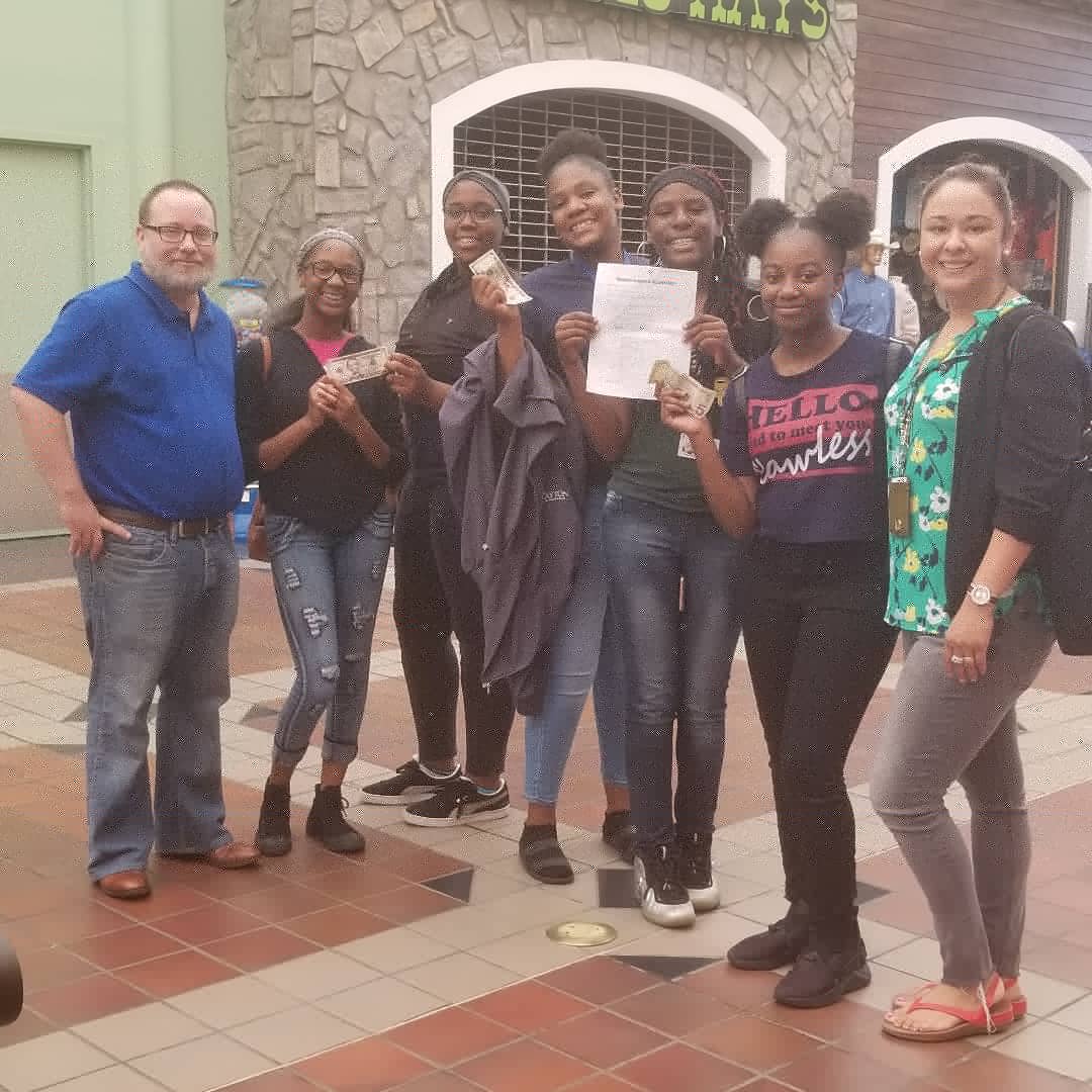 EvermanCHS's tweet photo. Everman Collegiate Class of 2022 Spanish Culture Enrichment...  Thank you, La Gran Plaza, for the baskets full of candy.  Love our community!  @EvermanISD @LaGranPlazadeFW https://t.co/UD1OKrYTkC