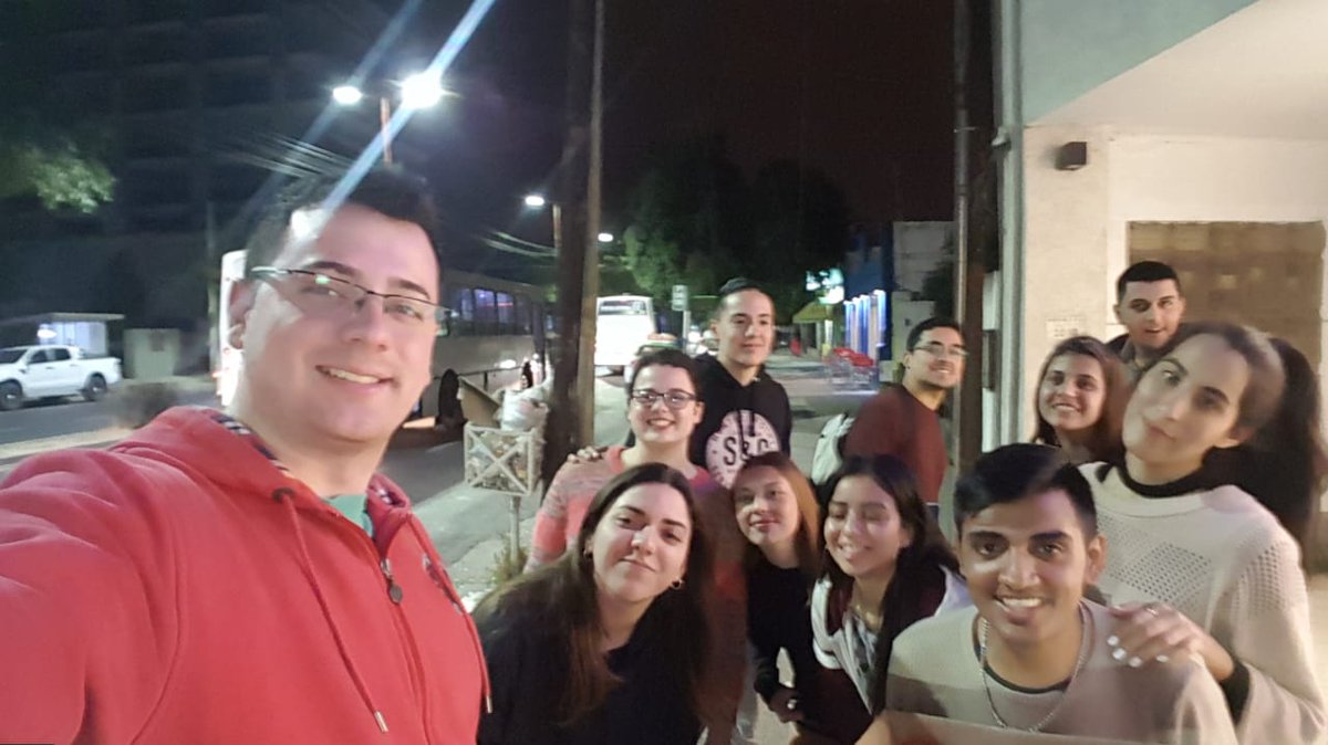 Clubleoyanasu's tweet photo. Esta noche cocinamos unas ricas pizzas y nos dirigimos una vez más al Hospital Regional para la entrega de las #ViandasSolidarias, tanto a familias que esperaban por pacientes, así como a personas en situación de calle que se encontraban por la zona!! #LeosEnAccion #ClubLeoYanasu https://t.co/5iwNC37aFI