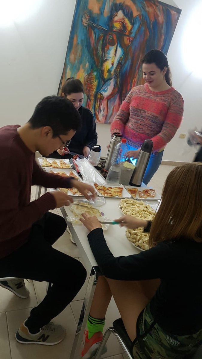 Clubleoyanasu's tweet photo. Esta noche cocinamos unas ricas pizzas y nos dirigimos una vez más al Hospital Regional para la entrega de las #ViandasSolidarias, tanto a familias que esperaban por pacientes, así como a personas en situación de calle que se encontraban por la zona!! #LeosEnAccion #ClubLeoYanasu https://t.co/5iwNC37aFI
