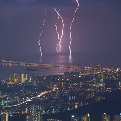 MetraWeather's tweet photo. #Lightning is one of the most dangerous weather hazards in #Malaysia. It takes lives, causes severe injuries, damages infrastructure and disrupts operations. See how the risk is being mitigated. https://t.co/BVw8Qa6iv1 https://t.co/4l8QrJ87w4