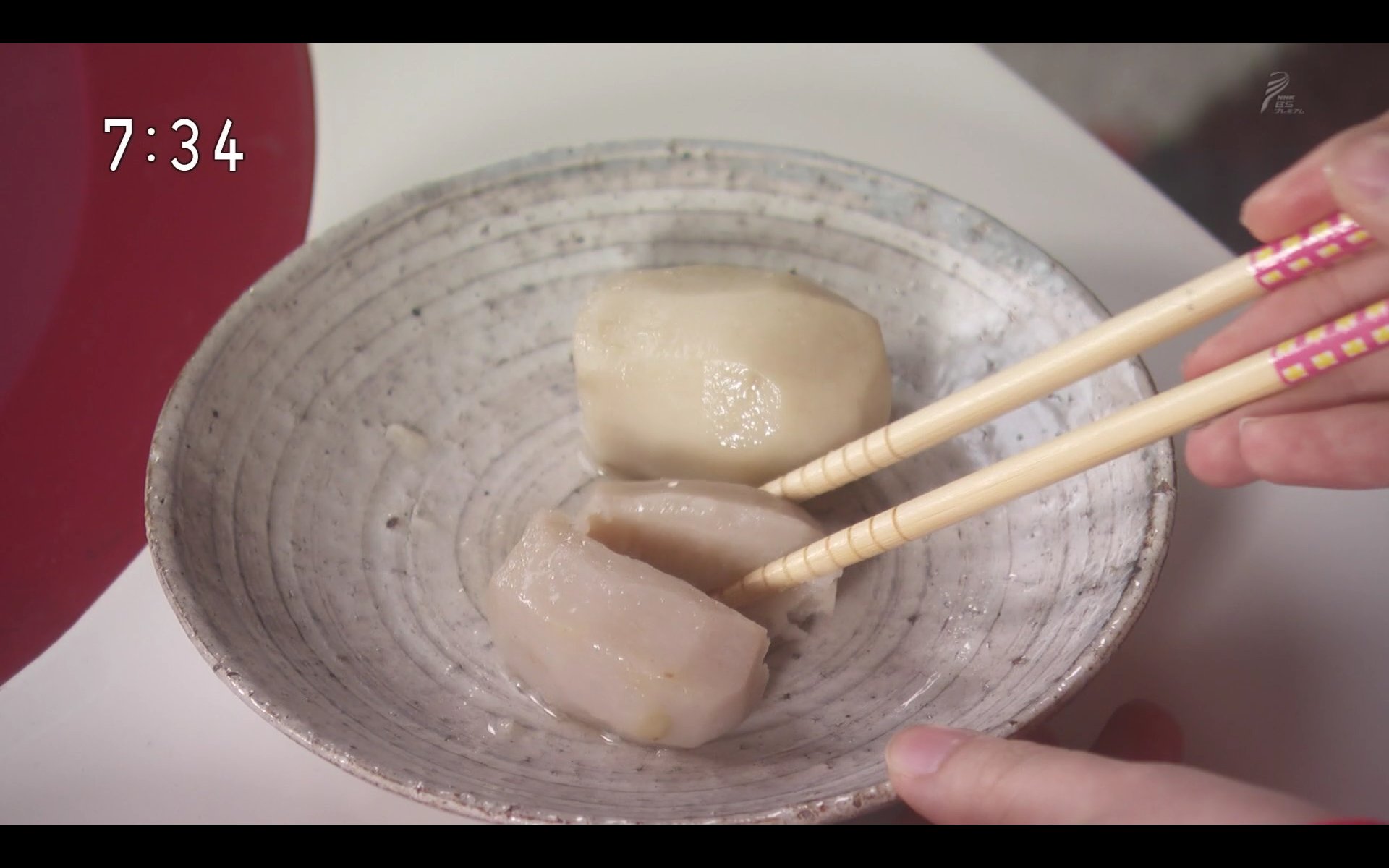 わび さび 色で見る 燃え尽きた赤 里芋の白 紅白の皮肉 半分 里芋 食べて 郷と失恋の味 交じる ついでに言えば 混ざって ピンク色の背景 お母ちゃん晴が贈る 送る 涙色の演出でした 結構 色演出にこだわってる 演出陣 脚本家