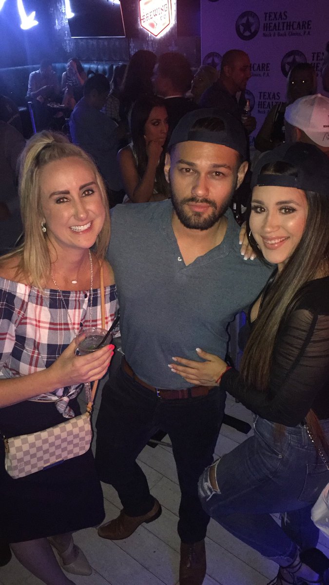 kekav23's tweet photo. Marketing events 🤷🏽♀️ #werk #twerk #lawoffice #tonycastillo hosted it & I didn’t even know who tf he was🤷🏽♀️ 🏄🏽♀️ https://t.co/DZuPL41RKt