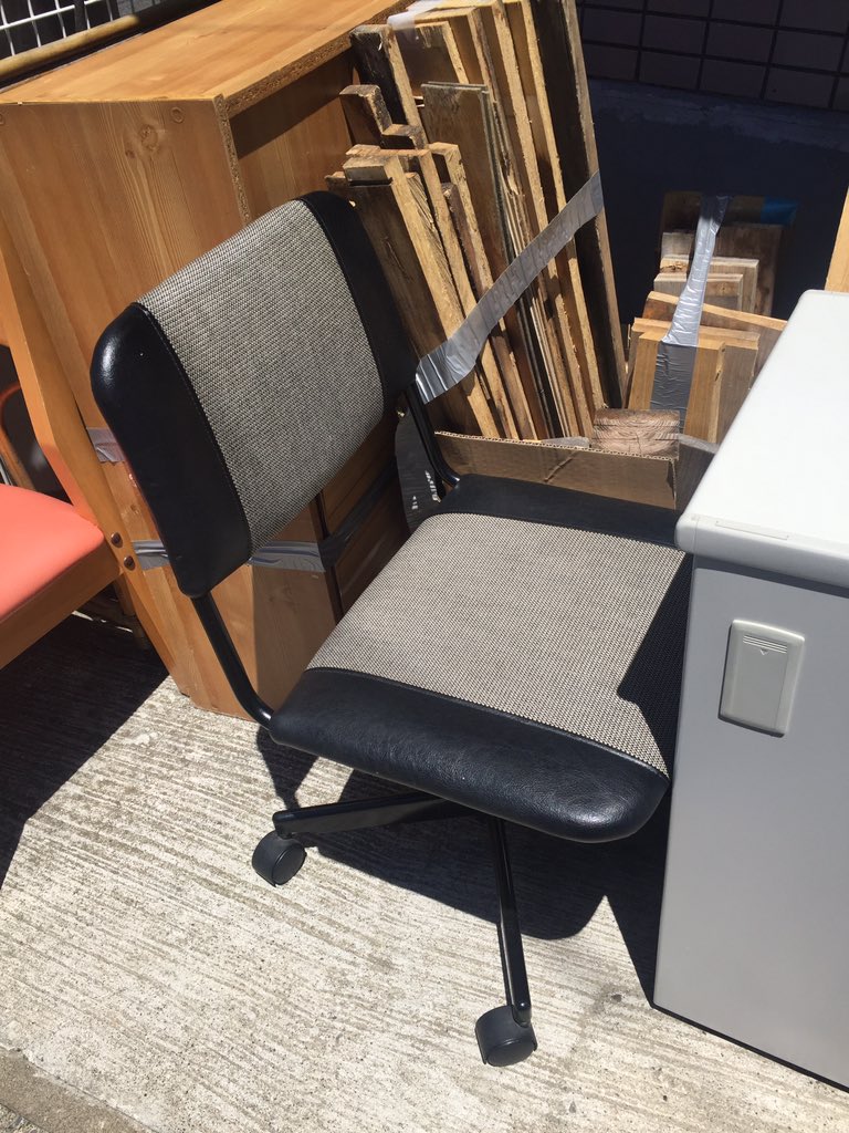 スミマサノリ On Twitter お巡りさんが近づいて来た ので遂に怒られるのかと思いつつ僕のインスタのページを見せて説明したら爆笑のあと敬礼されて撮った 捨てられた椅子に座るシリーズno 98 99