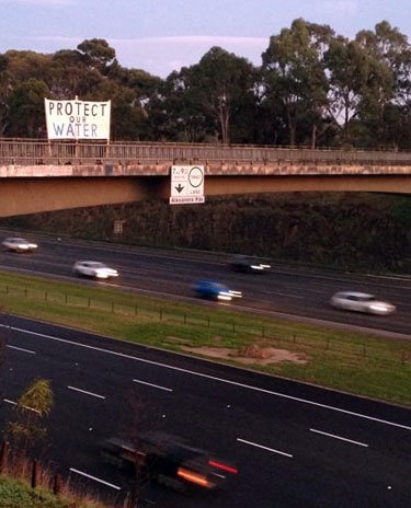 FoEAustralia's tweet photo. More pics of this morn: over 25 conservationists dropped banners off 5 consecutive bridges on Eastern Freeway with the message: protect our water, protect our wildlife, protect our air, protect our climate, and #SaveOurForestsDan.  #loggingkillswildlife #EmeraldLink #GFNP now. https://t.co/FxLU1G0go2