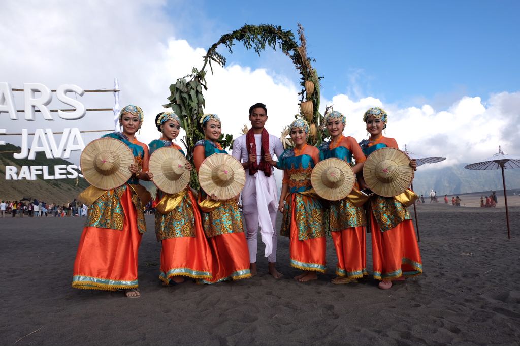 🏇🏇
Pertunjukan dengan konsep menyatukan seni, budaya, dan alam ini digelar di sekitar lautan pasir Gunung Bromo, Jawa Timur. Akan menghadirkan sederet pertunjukan seni. #PesonaYadnyaKasadaBromo2018