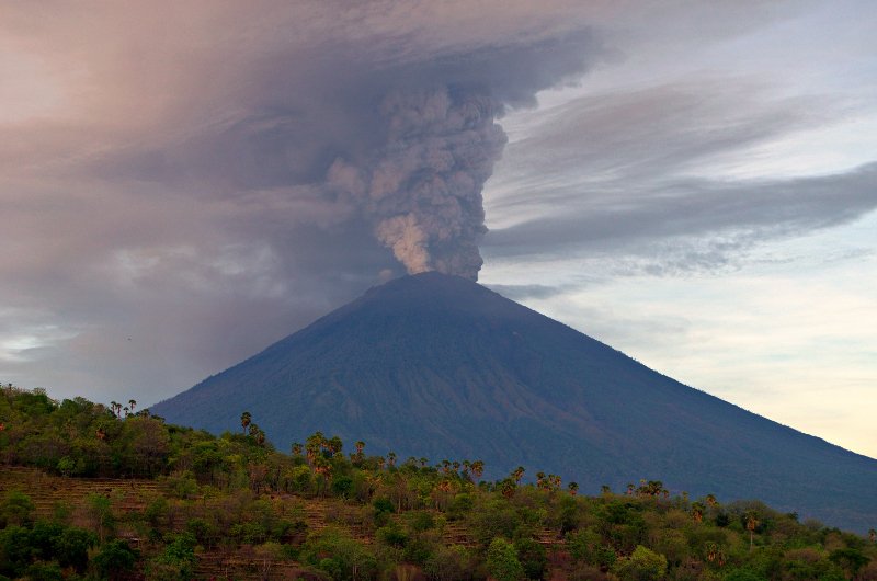 AccHealthInt's tweet image. Various airlines have cancelled or may cancel flights to and from Bali as a result of volcanic ash. See AHI's Position Statement here bit.ly/2KgwEgS #Balivolcano #Bali #MountAgung
