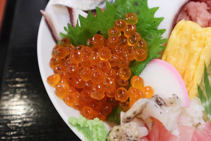 tomominfv's tweet photo. 鶯谷の『割烹さいとう』は、お魚屋さんが始めた割烹料理店！だから、量も質も値段も段違い！
特にランチの海鮮丼は、エビやタコ、マグロ、サーモン、タイなと、10種類以上��具が大量にのって1050円！あとお寿司も2巻のっていました！
エビはプリプリで、いくらは口の中で弾ける美味しさでしたよ！ https://t.co/HCufjjKp3p