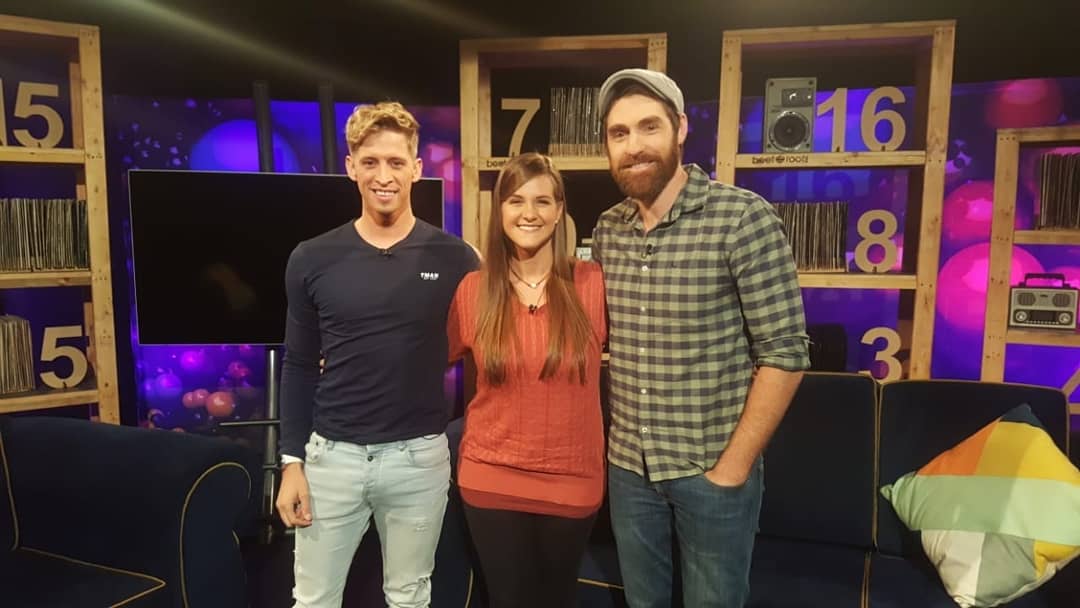 🕺🏻💃🏻🛋️📽️Ons kuier vanaand 20:00 in die #Top20 studio
Jy kan kom loer waar lê #Vlugvoetig op die ranglys en ook vir ons stem deur Kaleidoskoop Vlugvoetig te SMS na 40800 teen R1, 50/SMS