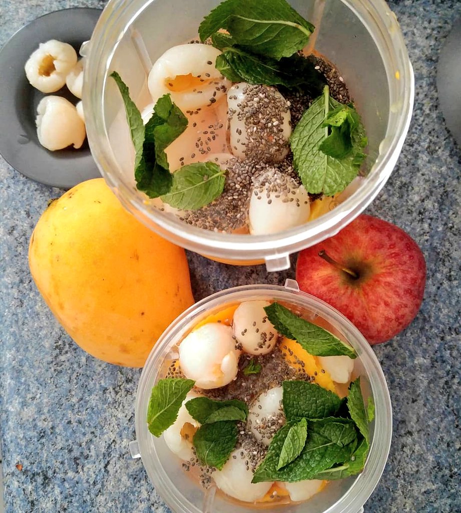 BUIPauline1's tweet photo. #recette de #smoothie du jour ➡ Dans le grand bol du #Nutribullet : 1 pomme #pinklady, 1 mangue et demie, 10 lichis, 3 cuillères à soupe de jus de citron, 1 de #grainesdechias des feuilles de menthe, de l'eau minérale et des glaçons 🍎🍋 #healthylifestyle #HealthyFood #eatclean https://t.co/ESLmjZuNLb