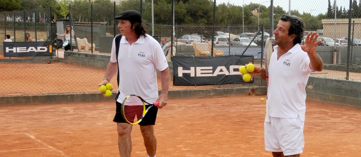 La individualidad es clave para aprender a jugar al #tenis 🎾 🤜 Sesiones individuales o en pequeños grupos de 2/3 personas de parecida edad y nivel. Infórmate en nuestra web 👉 ow.ly/XxEX30jqNfM