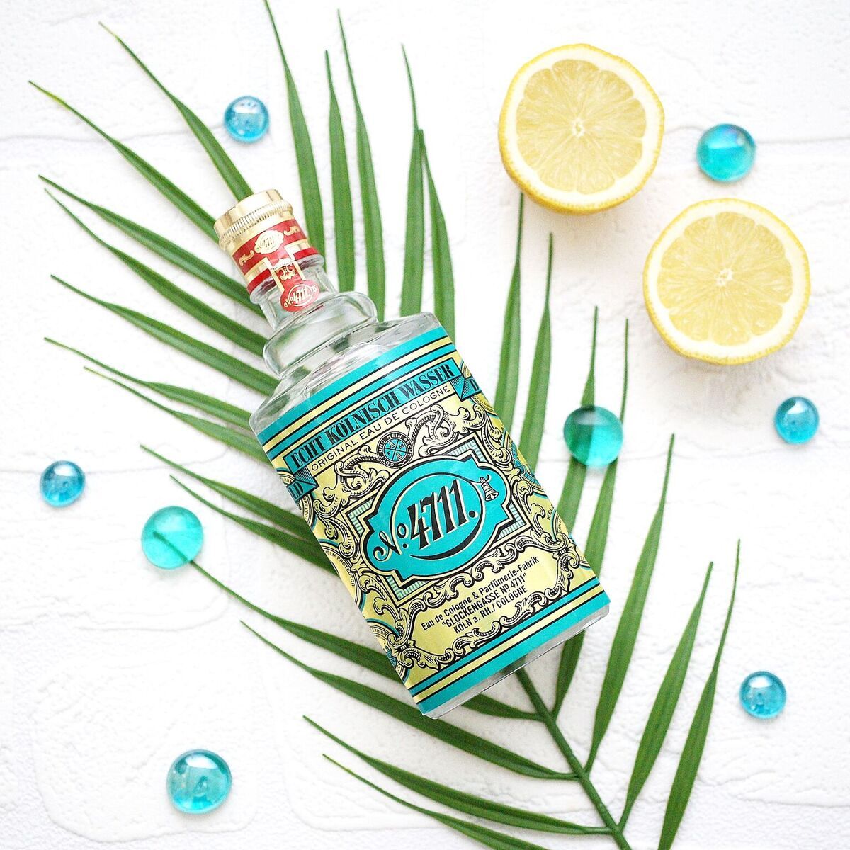 Friday feeling! Treat yourself to a splash of the classic 4711 Eau De Cologne. Perfect for a quick freshen up on a day like today!