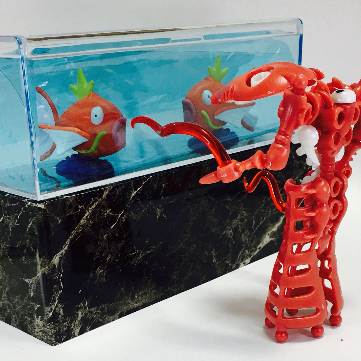 100円のウマ בטוויטר 百均で購入したクリアケースとクリアトートバッグを使って フィギュア 用インテリアを作製 クリアケースにクリアトートバッグを裁断して入れただけですが 水槽っぽくなりました これで 部屋でコイキングを飼う夢が叶えられる 笑