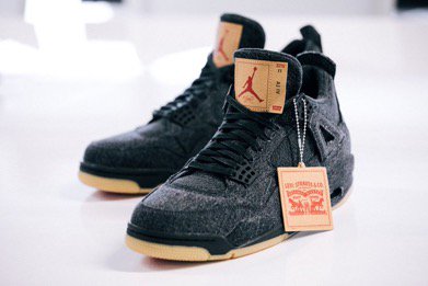 sneakersbot_'s tweet photo. Levi's x Air Jordan 4 Releasing In White And Black Denim dropping on June 30th. https://t.co/n9sTkyOwyb https://t.co/a5f4yWNW8S