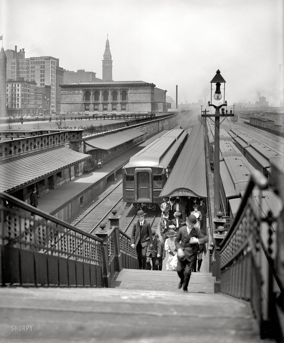 lookbackchicago's tweet photo. Van Buren Station. Grant Park. 1907 and 2018. #chicago #chicagohistory #tbt #thenandnow https://t.co/wY3L47AZyh
