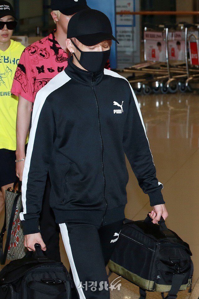 Btsarmyspace_'s tweet image. [PRESS] @BTS_twt arrived at Incheon Airport #JUNGKOOK  

#BTSARMY #ChoiceFandom #TeenChoice
☁