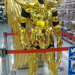 まさかヨドバシカメラに？聖闘士星矢のゴールドクロスが展示されている!