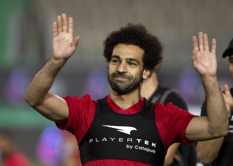 YahooSports's tweet photo. A crowd formed outside Mohamed Salah's house after his address was leaked, so he started signing autographs. https://t.co/P1qRHB169W https://t.co/dTbmIYN0k1