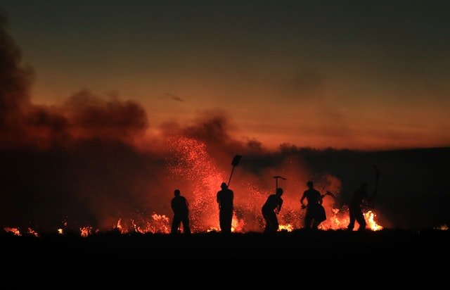 ClarWest's tweet photo. amazing pictures of Winter Hill fire from @DannyLawPhoto . It's much smaller than Saddleworth but no doubt terrible working conditions for firefighters. You can see a huge plume of smoke over #Rivington and #Horwich https://t.co/eiUBkMil67