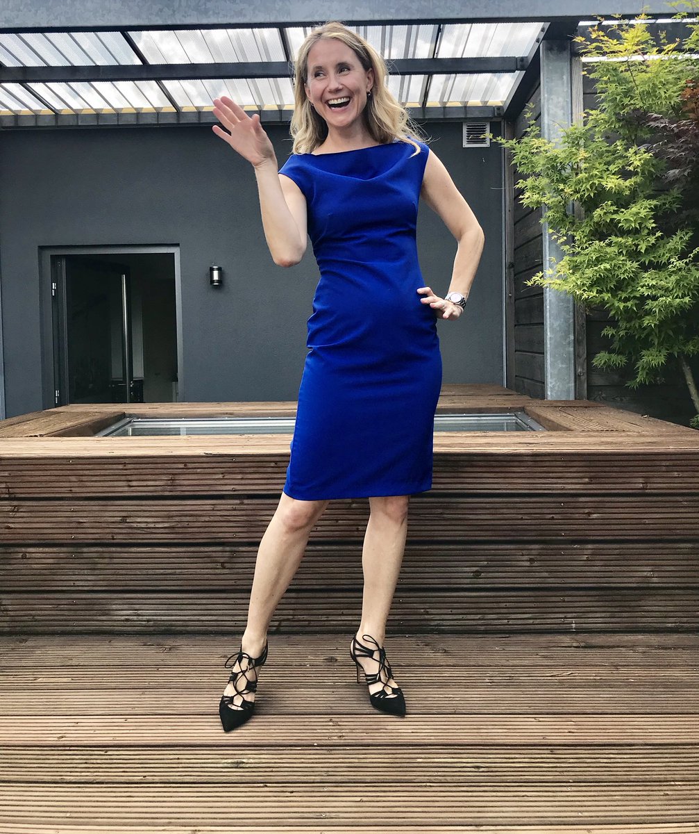 Styles4Work's tweet photo. Freitag - und uns ist nach Spass zumute 😂 Ein Business Lunch und einen Termin am Nachmittag, dann ist die Woche geschafft. Ein royalblaues Etuikleid und ausgefallene schwarze Sandalen-Pumps sind dafür genau das Richtige! Habt auch ganz viel Spass diesen Freitag! #styles4work https://t.co/XhJgBUr2S5