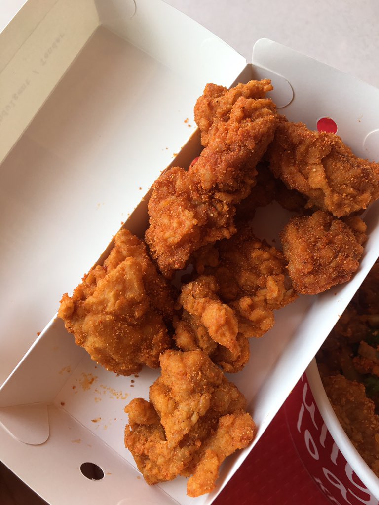 minibabechi's tweet photo. ไก่ป๊อบบอมบ์แซ่บตัวใหม่ของ kfc อร่อยเอาเรื่องงงงง ชิ้นใหญ่อยู่นะ แบบ7ชิ้นของนี่39บาทเอง https://t.co/0j9SwvZ08L