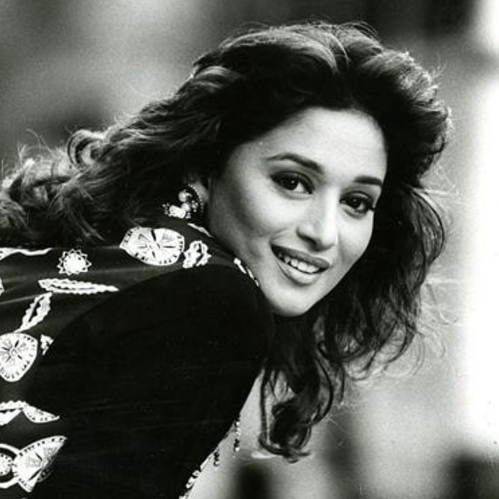 RajshriMarathi's tweet photo. Monochrome! ❤️ @MadhuriDixit ने share केला हा black & white photo.
#FlashbackaFriday #MadhuriDixit #marathi #Marathicelebs https://t.co/VuPDNF88nA