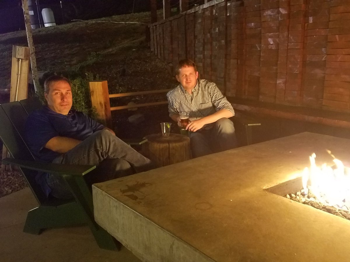 Freudlab's tweet photo. Always great to catch up with my PhD mentor over a nice fire and beer! @WashingtonUiowa #NewBelgium #bluepaddle https://t.co/nm4XNDggQo