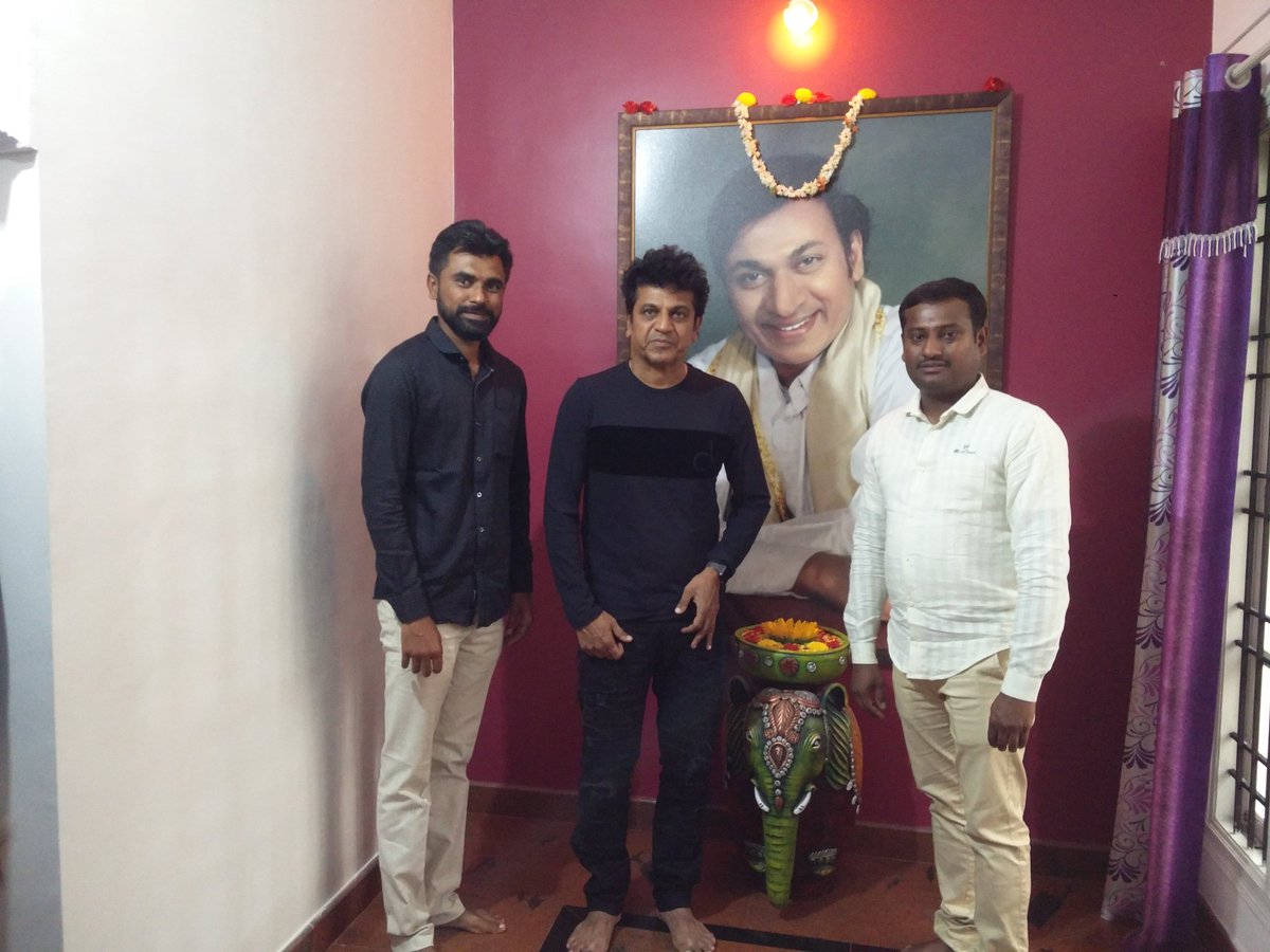 shivuaDDa's tweet photo. ನಿನ್ನೆ ಕರುನಾಡ ಚಕ್ರವರ್ತಿ ಡಾ. ಶಿವರಾಜ್ ಕುಮಾರ್ ಅವರು ತಮ್ಮ ಹೊಸ ಚಿತ್ರ #SRK ಕಚೇರಿಗೆ ನಿರ್ದೇಶಕ ರಘುರಾಮ್ ರವರ ಜೊತೆ ಭೇಟಿ ನೀಡಿದ ಕ್ಷಣದಲ್ಲಿ ತಗೆದ ಫೋಟೊಗಳು 💖👑
@SRKkannadamovie @kirankumaralur #LakkiGopal @raghuram9777 @sharadasrinidhi #ShivuaDDa https://t.co/I1hYhhmRuB