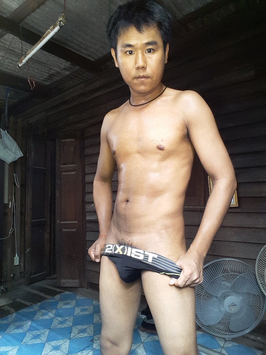 AungTuTa1's tweet photo. ပျင်းလို့ Ari btsနားက ​ဆောင်နသွားမယ် 
လိုက်မှာလား https://t.co/4x59y8HFfW