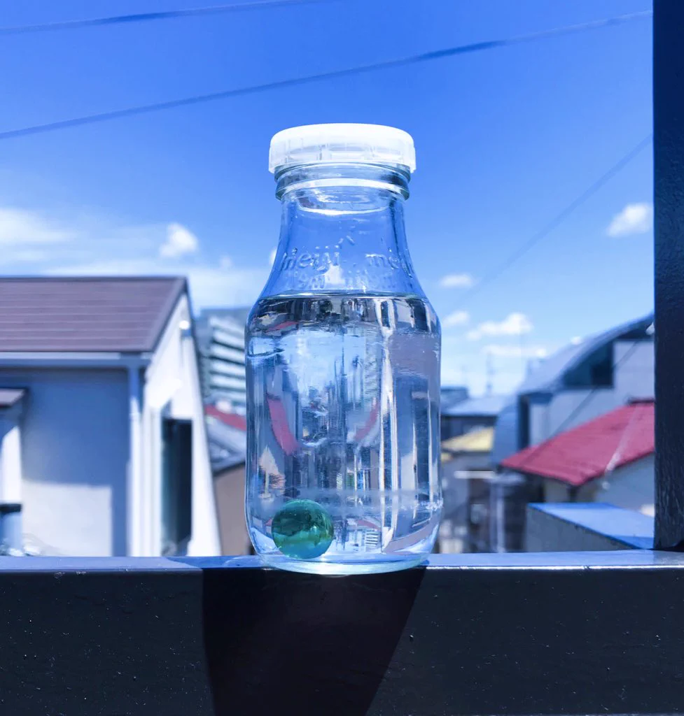 子供の頃はみんなそうだった？ビー玉を牛乳ビン水槽に入れて愛でる息子！