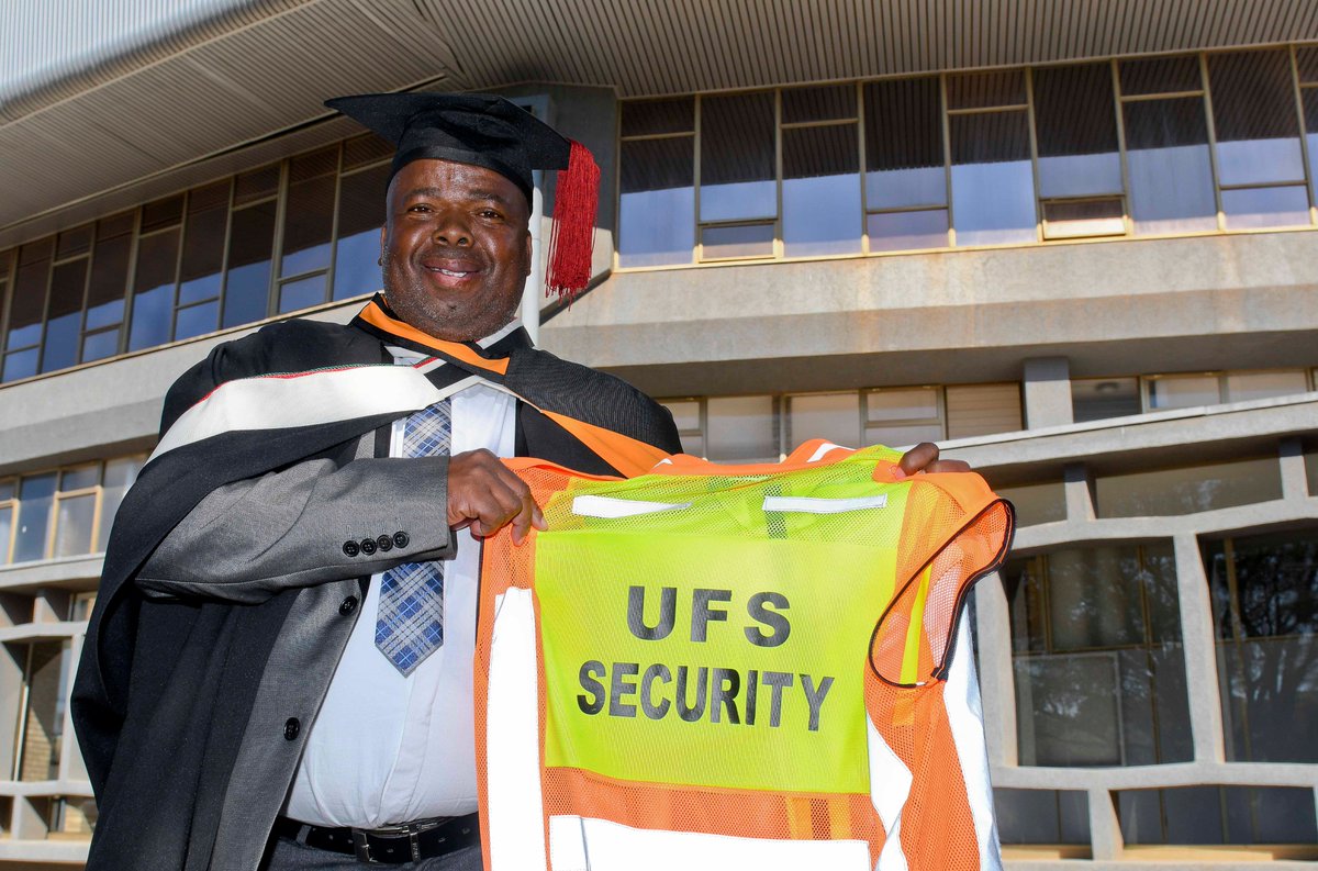 Sekuriteitswag (51) mik nou na doktorsgraad bit.ly/2MtxiUT <a href="/Netwerk24/">Netwerk24</a> <a href="/UFSweb/">UFS</a> <a href="/volksbladnuus/">Volksblad</a>