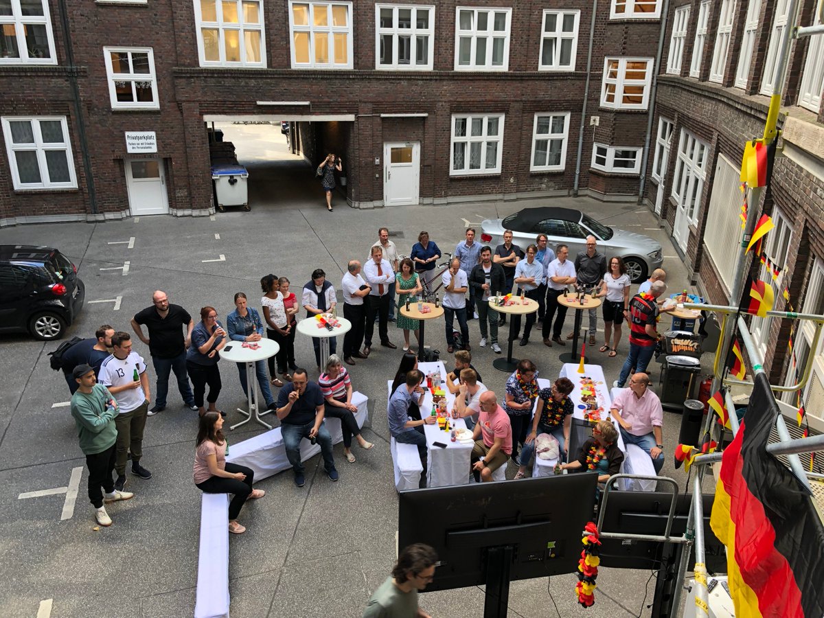 pier2port's tweet photo. Na gut… Diese WM kann dann Brasilien mal gewinnen 😉
Vorgestern haben wir noch mit viel Vorfreude unseren Innenhof mit Deutschlandflaggen tapeziert und den Grill angeschmissen. Leider ging das Spiel ja nicht so gut für Deutschland aus. #WMaus #KORGER #WM2018 #Deutschland #schade https://t.co/7RIvgYjl0S