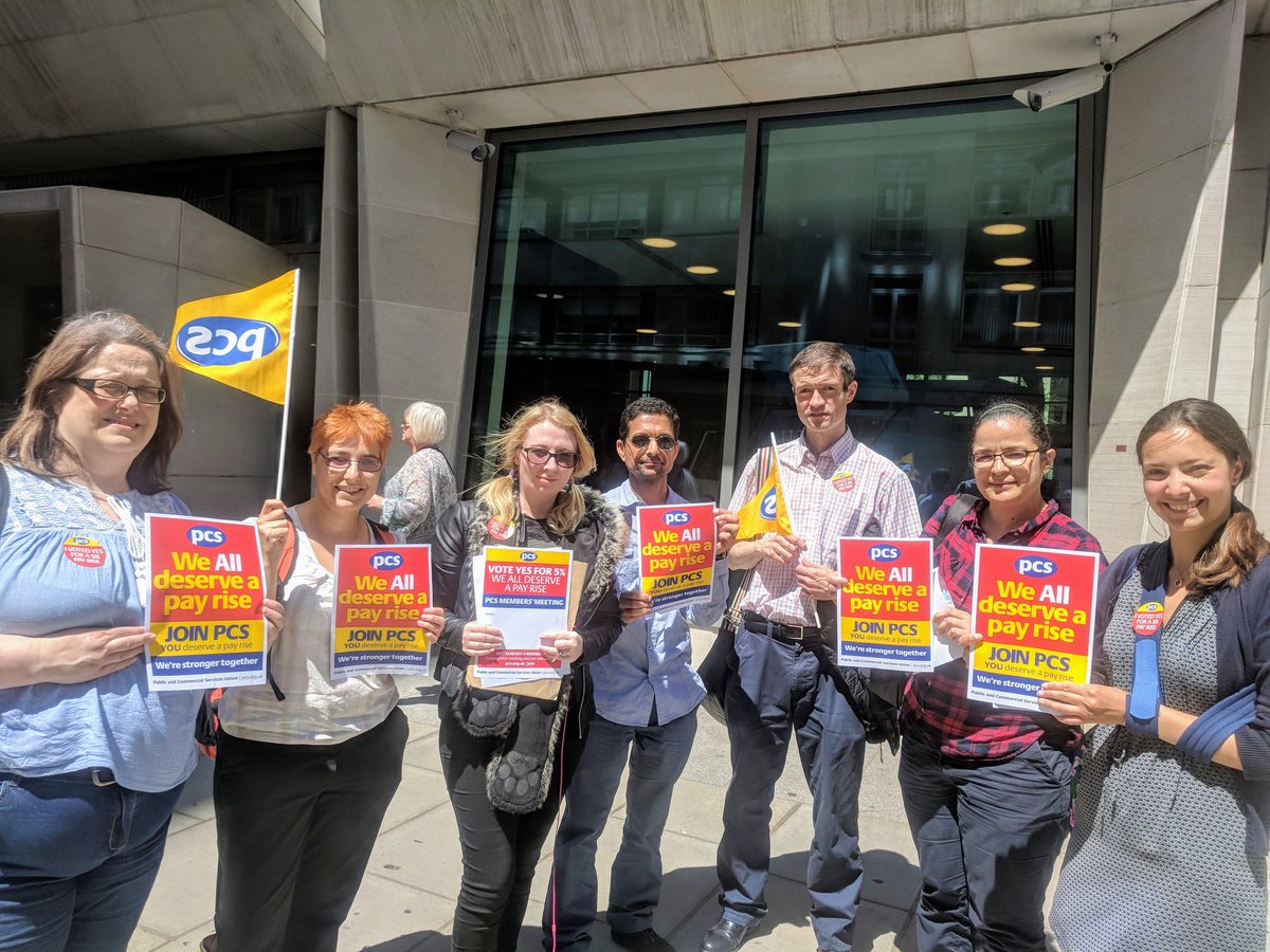 FFLYNNSARCADE's tweet photo. @pcs_union @PCS_Democrats @PCSMOJNOMS outdoor, lunchtime PCS pay day meeting! https://t.co/4A2umBpmBn