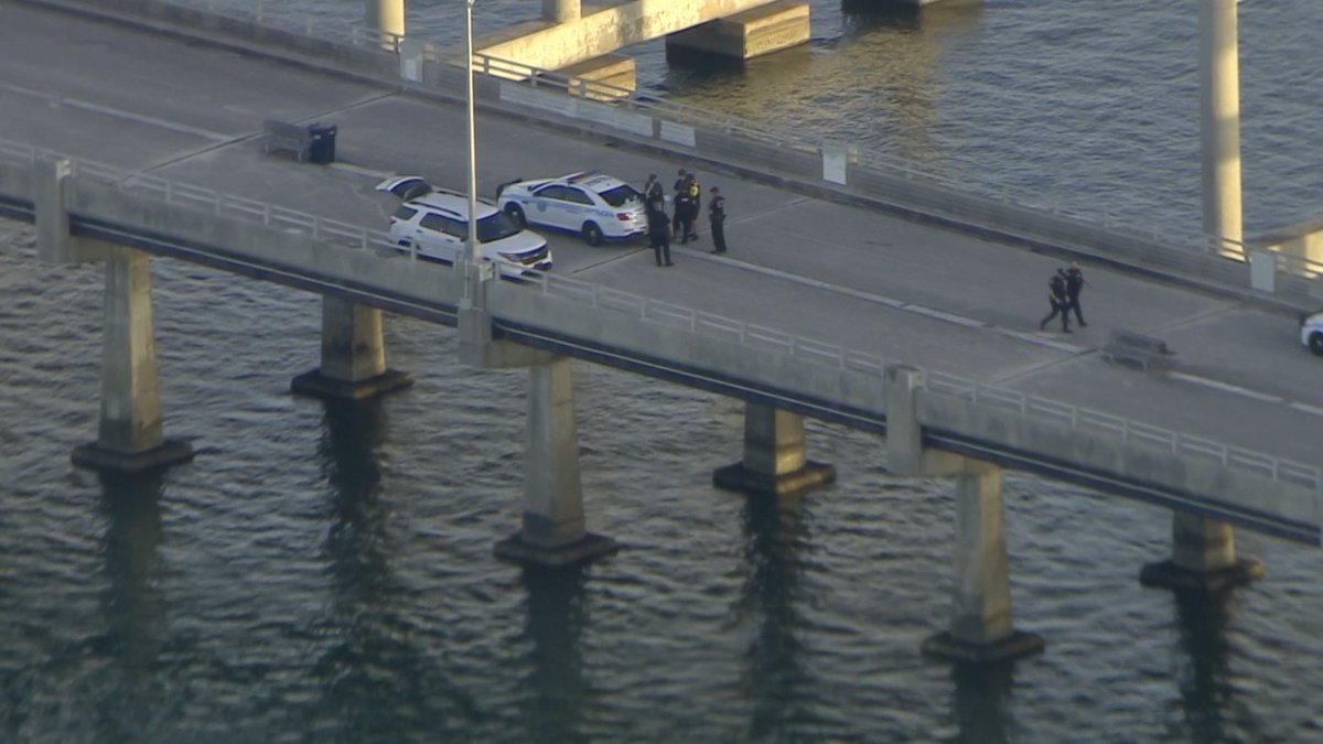 Eastbound lanes of Rickenbacker Causeway closed because of police activity bit.ly/2KinCQs?utm_so… https://t.co/FzbMYcQzLV