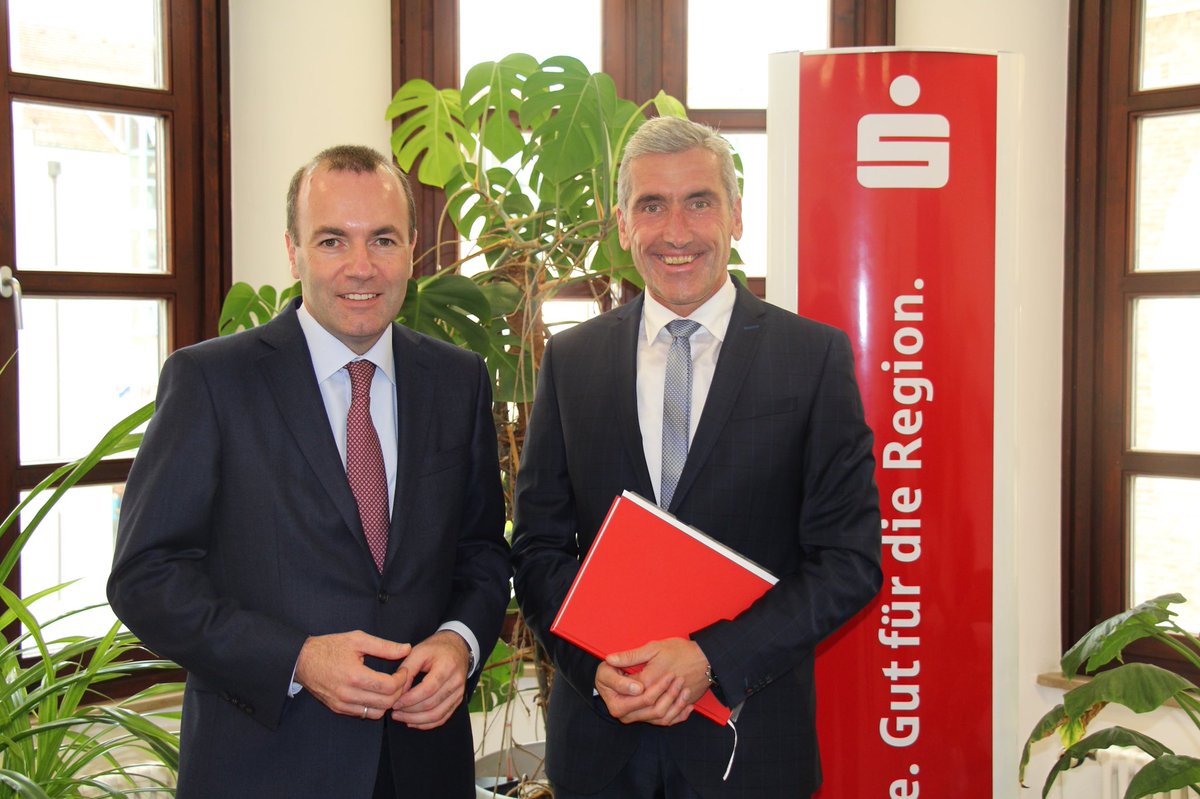 ManfredWeber's tweet photo. #Sparkassen &amp; #Genossenschaftsbanken sind praktisch nur in ihrer Region tätig und sichern die Kreditversorgung der lokalen Wirtschaft. Es kann nicht sein, dass sie die selbe Bankenaufsicht haben wie weltweit agierende Großbanken. Treffen mit @DSGV-Vizepräsident Walter #Strohmeier https://t.co/DkgEUOz5X6