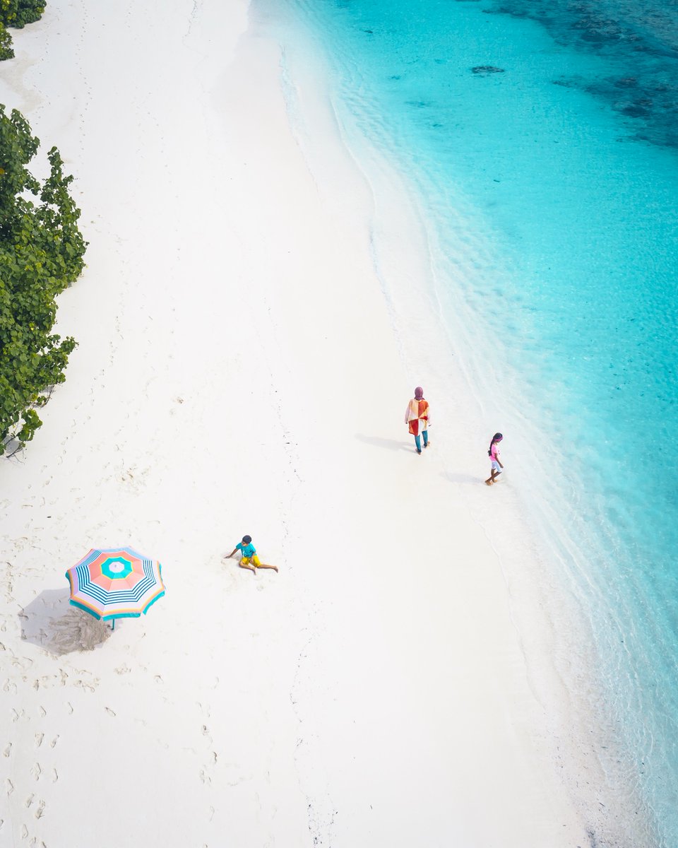Simple pleasures like relaxing by the beach under the sun. ☀ | 📍: @outriggermaldives | #Maldives #Мальдивы #马尔代夫 #Malediven #Maldive #몰디브 #Maldivas #VisitMaldives #SunnySideofLife